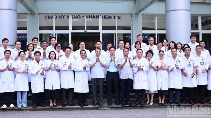  Thủ tướng Chính phủ Lê Minh Hưng với lãnh đạo, đội ngũ y bác sĩ Bệnh viện K. (Ảnh: TRẦN HẢI) 