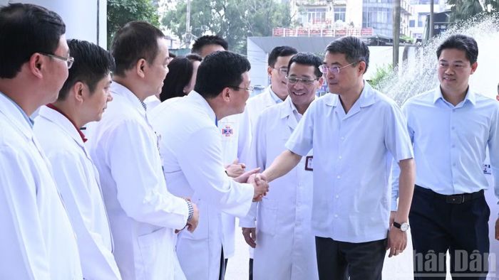 Thủ tướng Chính phủ Lê Minh Hưng tới thăm, động viên các lãnh đạo, đội ngũ y bác sĩ, bệnh nhi đang điều trị tại Bệnh viện K (cơ sở Tân Triều, Hà Nội). (Ảnh: TRẦN HẢI)