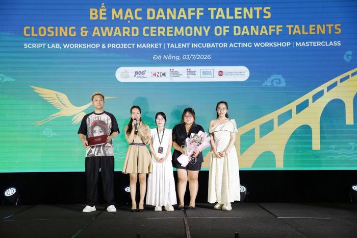 Dự án "Nhà ma" nhận giải thưởng tại lễ bế mạc Vườn ươm tài năng.