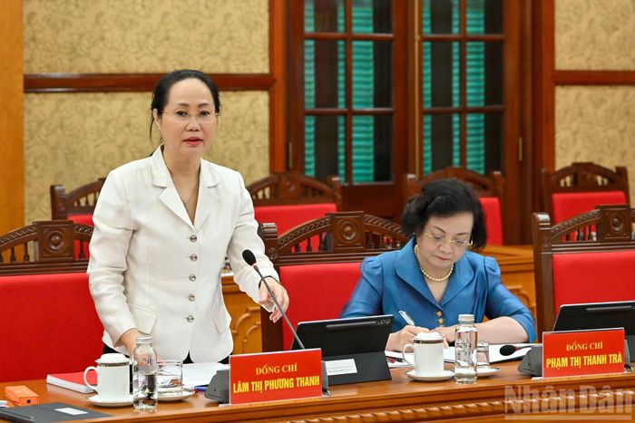 Bộ trưởng Văn hóa, Thể thao và Du lịch Lâm Thị Phương Thanh trình bày báo cáo tại phiên họp.