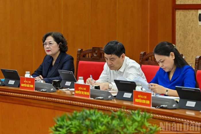 Phó Chủ tịch Quốc hội Nguyễn Thị Hồng cùng các đại biểu dự phiên họp.