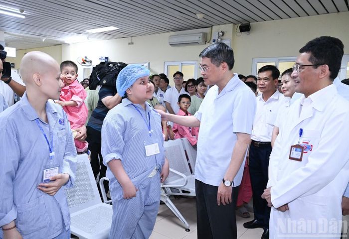 Thủ tướng Lê Minh Hưng thăm, động viên bệnh nhi đang điều trị tại Bệnh viện K - cơ sở Tân Triều, phường Thanh Liệt.