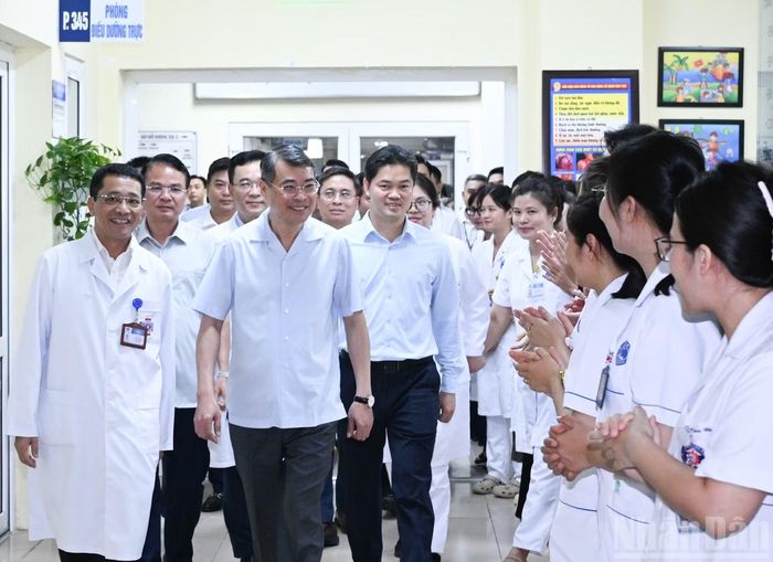 Thủ tướng Lê Minh Hưng đến thăm, trao quà Trung thu, tặng bệnh nhân đang điều trị tại Bệnh viện K - cơ sở Tân Triều, phường Thanh Liệt.