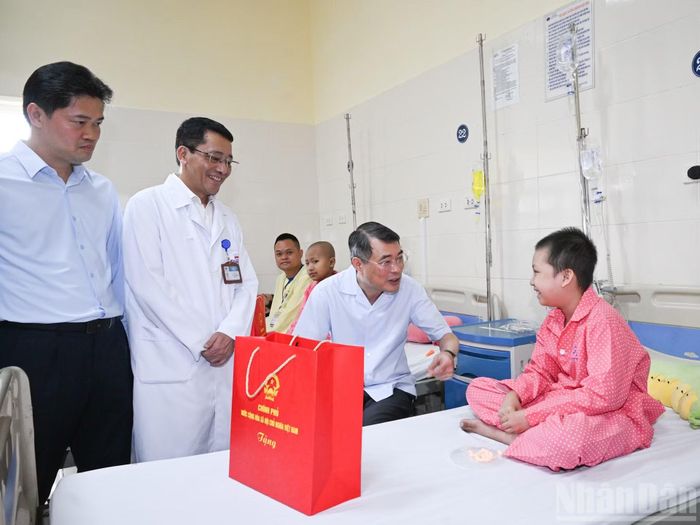 Thủ tướng Lê Minh Hưng thăm, động viên, trao quà Trung thu tặng bệnh nhi đang điều trị tại Bệnh viện K - cơ sở Tân Triều, phường Thanh Liệt.