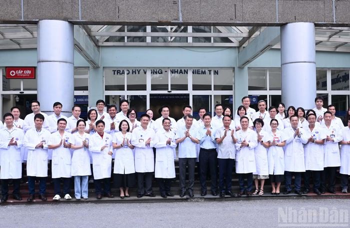 Thủ tướng Lê Minh Hưng với y, bác sĩ Bệnh viện K - cơ sở Tân Triều.