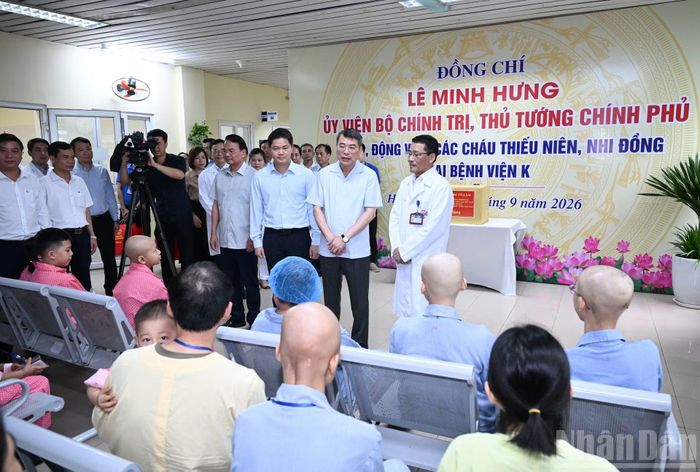  Thủ tướng Lê Minh Hưng thăm, động viên bệnh nhi﻿ đang điều trị tại Bệnh viện K - cơ sở Tân Triều, phường Thanh Liệt. 