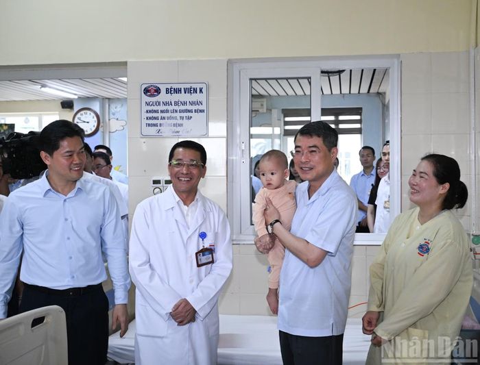 Thủ tướng Lê Minh Hưng thăm bệnh nhi đang điều trị tại Bệnh viện K - cơ sở Tân Triều, phường Thanh Liệt.