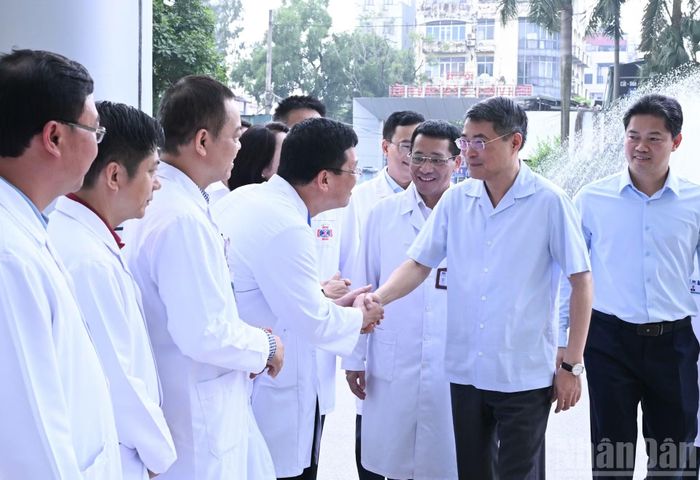  Thủ tướng Lê Minh Hưng đến thăm, trao quà﻿ Trung thu, tặng bệnh nhân đang điều trị tại Bệnh viện K - cơ sở Tân Triều, phường Thanh Liệt. 