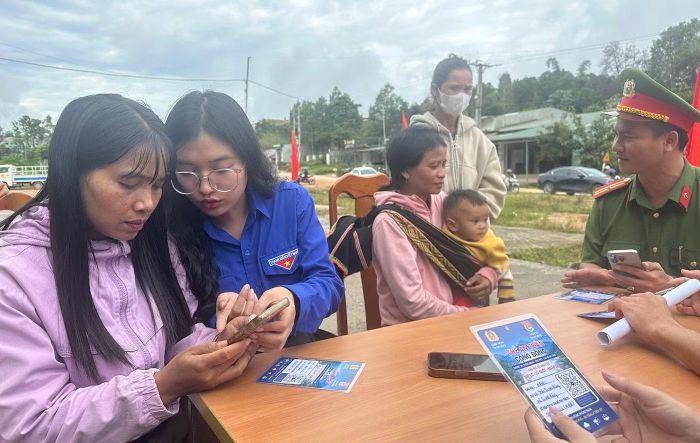 Hướng dẫn người dân quét mã QR trên “Thẻ an toàn cộng đồng” để tra cứu thông tin và phương án bảo vệ của gia đình. (Ảnh: HIỂN CỪ)