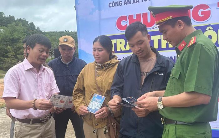 Chương trình “Thẻ an toàn cộng đồng” là cách làm sáng tạo của Công an xã Tu Mơ Rông nhằm bảo vệ người dân ở những khu vực có nguy cơ thiên tai. (Ảnh: HIỂN CỪ)