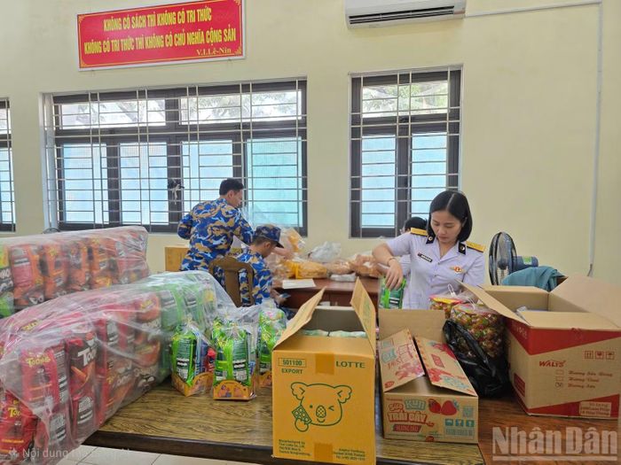 Mỗi món quà được trao đi gửi gắm sự quan tâm, sẻ chia của đơn vị tới gia đình quân nhân trong dịp Trung thu.