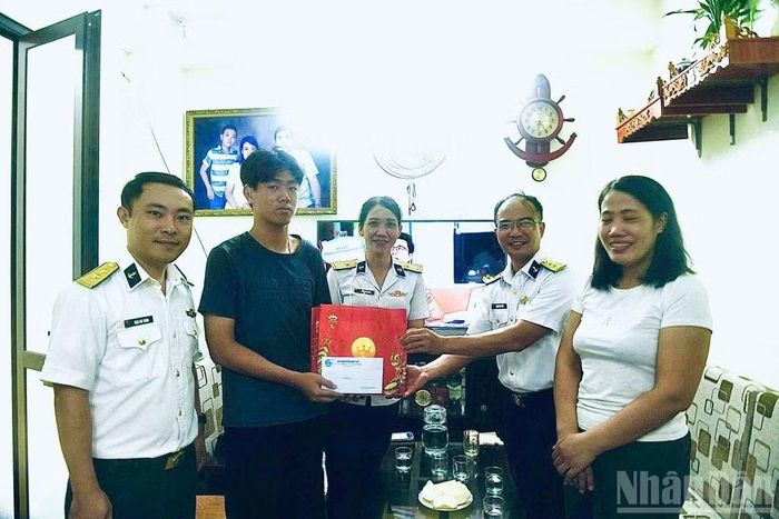 Đoàn công tác Lữ đoàn 161, Vùng 3 Hải quân thăm hỏi, động viên và tặng quà gia đình anh Nguyễn Văn An.