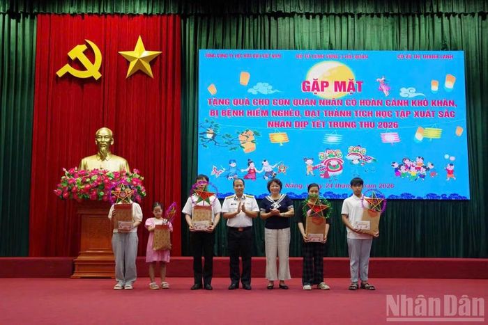 Trao quà Trung thu cho các con có hoàn cảnh đặc biệt, khó khăn ở Vùng 3 Hải quân.