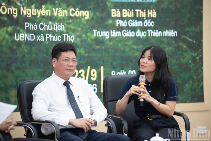 Bà Bùi Thị Hà, Phó Giám đốc Trung tâm Giáo dục Thiên nhiên chia sẻ tại tọa đàm. (Ảnh: NGỌC DUY)