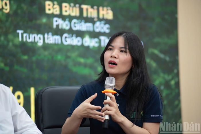 Bà Bùi Thị Hà, Phó Giám đốc Trung tâm Giáo dục Thiên nhiên chia sẻ tại tọa đàm. (Ảnh: NGỌC DUY)