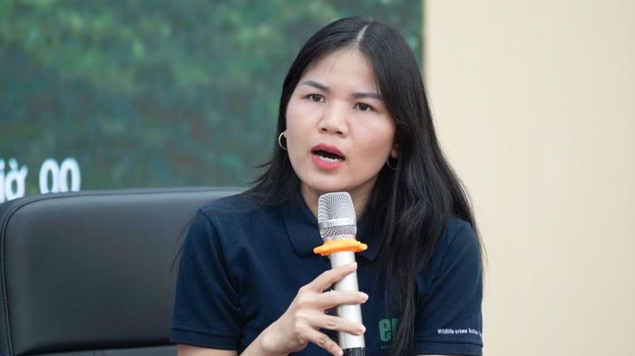 Bà Bùi Thị Hà, Phó Giám đốc Trung tâm Giáo dục Thiên nhiên chia sẻ tại tọa đàm. (Ảnh: NGỌC DUY)
