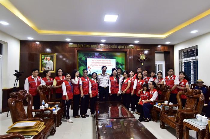 Hội Chữ thập đỏ Phúc Lộc (Thành phố Hồ Chí Minh) chụp ảnh lưu niệm cùng lãnh đạo Lữ đoàn 167. (Ảnh: Lữ đoàn 167)