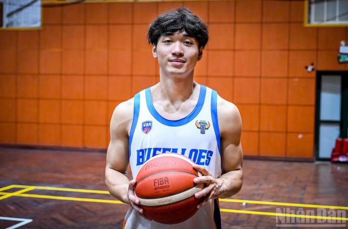 Trần Phi Hoàng Long - cầu thủ sinh năm 2002 trong màu áo Hanoi Buffaloes. (Ảnh: THÀNH ĐẠT)