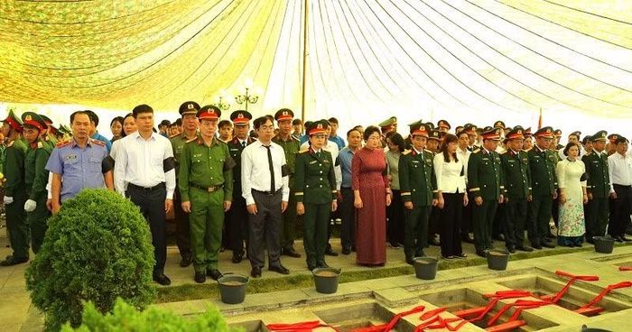 Các đồng chí lãnh đạo tỉnh Điện Biên cùng nhân dân các dân tộc dành phút mặc niệm trước phần mộ các liệt sĩ. (Ảnh: LÊ LAN)