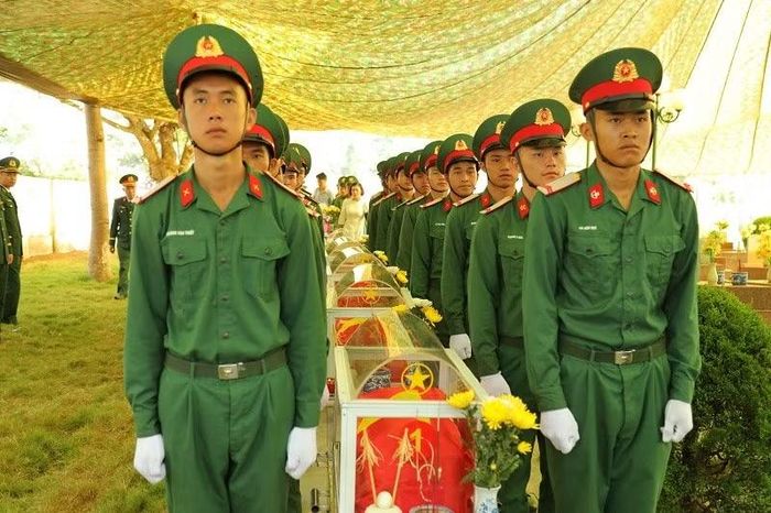 Chiến sĩ Bộ Chỉ huy quân sự tỉnh Điện Biên theo đội hình chuẩn bị di chuyển linh cữu hài cốt liệt sĩ. (Ảnh: LÊ LAN)