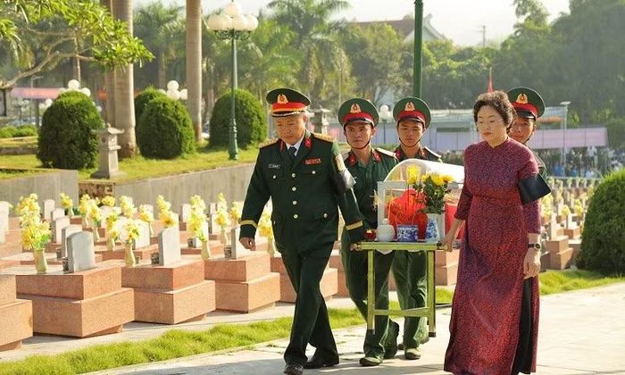 Đại tá Dương Quốc Long, Phó Chính ủy Bộ Chỉ huy quân sự tỉnh Điện Biên cùng đồng chí Lò Thị Luyến, Phó Trưởng đoàn đại biểu Quốc hội tỉnh rước linh cữu hài cốt liệt sĩ về nơi an táng tại Nghĩa trang Liệt sĩ Tông Khao. (Ảnh: LÊ LAN)