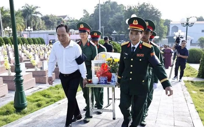 Đồng chí Nguyễn Minh Phú, Phó Chủ tịch Ủy ban nhân dân tỉnh Điện Biên cùng Đại tá Vương Đình Hòa, Chính ủy Bộ Chỉ huy quân sự tỉnh Điện Biên rước linh cữu hài cốt liệt sĩ về điểm an táng. (Ảnh: LÊ LAN)