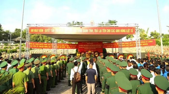 Cán bộ, chiến sĩ các lực lượng vũ trang cùng nhân dân tỉnh Điện Biên thành kính truy điệu các liệt sĩ. (Ảnh: LÊ LAN)