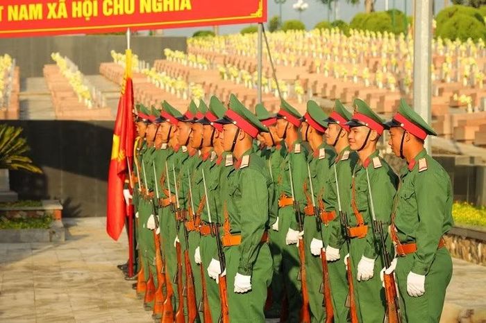 Chiến sĩ Bộ Chỉ huy quân sự tỉnh Điện Biên trong lễ truy điệu các liệt sĩ. (Ảnh: LÊ LAN)