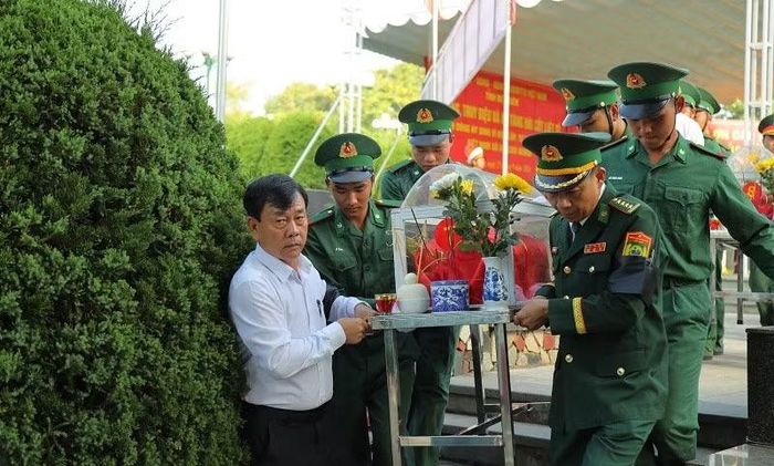 Đại biểu là lãnh đạo xã Thanh Nưa rước linh cữu hài cốt liệt sĩ về nơi an táng tại Nghĩa trang Liệt sĩ Tông Khao. (Ảnh: LÊ LAN)