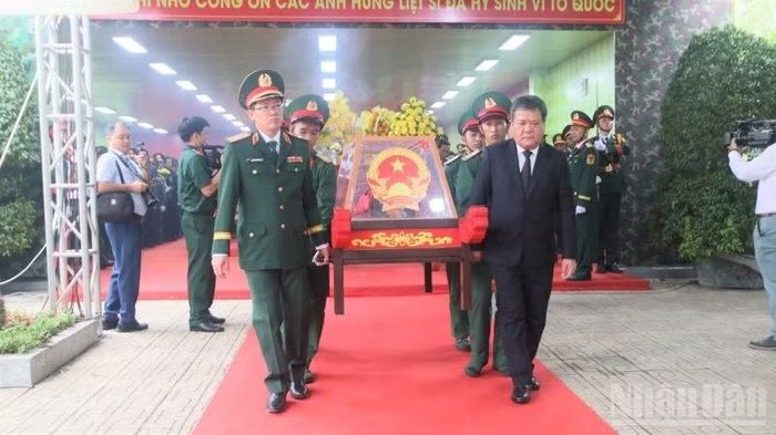 Lãnh đạo tỉnh Khánh Hòa và Quân khu 5 đưa liệt sĩ về nơi an nghỉ. (Ảnh: VŨ TÂN)