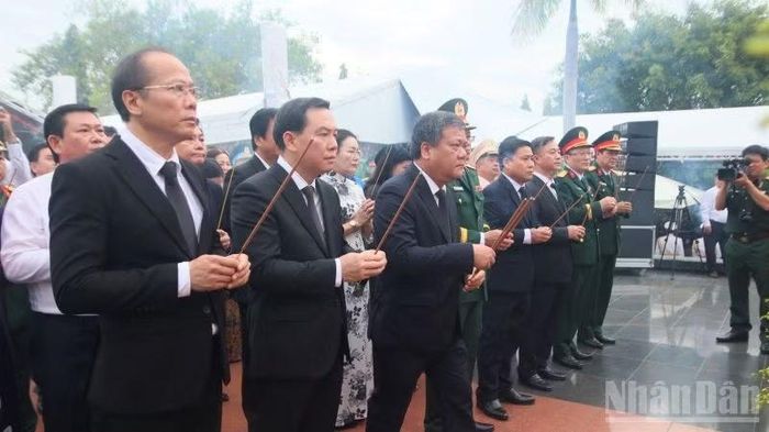Các đại biểu thắp hương các Anh hùng liệt sĩ tại đài tưởng niệm Nghĩa trang Liệt sĩ Hòn Dung. (Ảnh: VŨ TÂN)