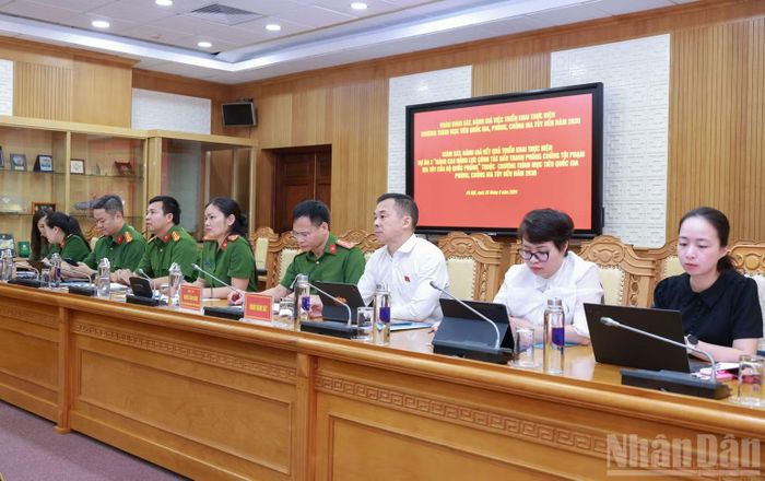 Các đại biểu tham dự buổi làm việc.