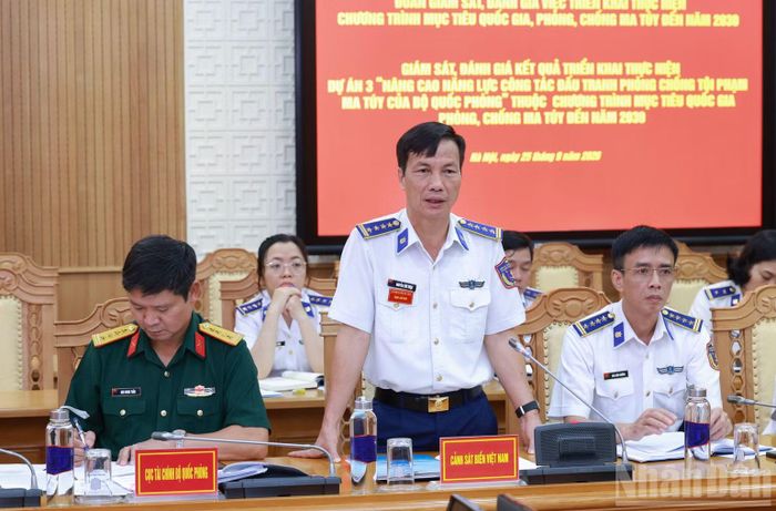 Đại tá Nguyễn Văn Thiện, Cục trưởng Cục Nghiệp vụ và Pháp luật Cảnh sát biển Việt Nam phát biểu tại buổi làm việc.