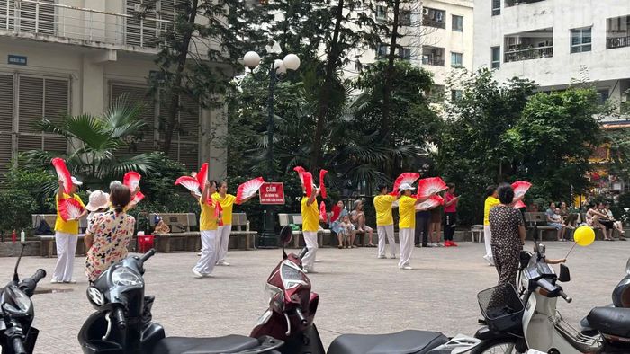 Phần diện tích thuộc các căn hộ, tòa nhà sau khi di dời được dự kiến ưu tiên bố trí các công trình phục vụ cộng đồng như nhà sinh hoạt cộng đồng, thiết chế văn hóa, giáo dục, hạ tầng kỹ thuật, thương mại, văn phòng và chỗ đỗ xe.