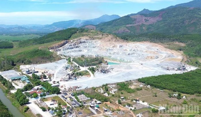 Mỏ đá An Hội tại xã Nghĩa Giang. (Ảnh: HIỂN CỪ)