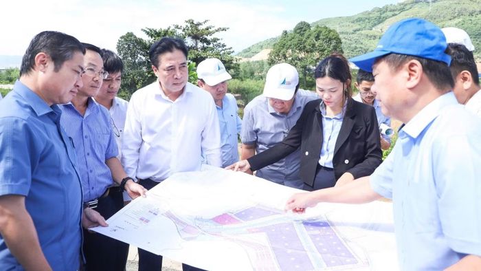 Phó Bí thư Thường trực Thành ủy Đà Nẵng Nguyễn Khắc Toàn, Phó Trưởng ban Chỉ đạo vào đoàn công tác kiểm tra các vị trí xây dựng khu thương mại tự do tại phường Hải Vân. (Ảnh: ĐX)
