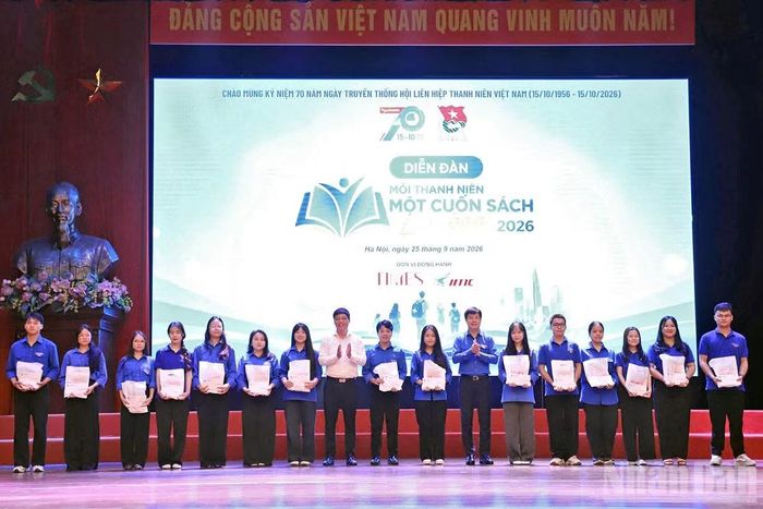 Ban tổ chức trao học bổng tặng sinh viên vượt khó học tốt. (Ảnh: LÂM HẢI)