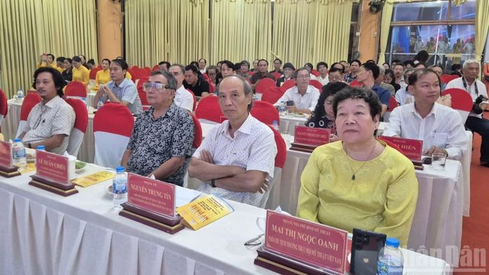 Lãnh đạo Hội Mỹ thuật Việt Nam dự khai mạc. (Ảnh: THANH PHONG)