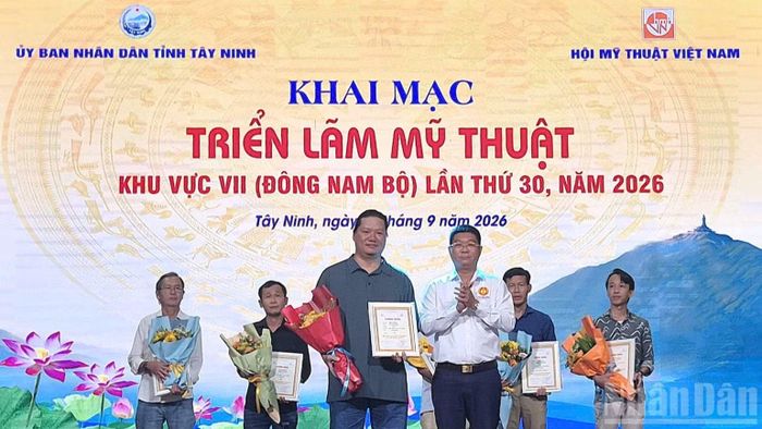  Phó Trưởng Ban Tuyên giáo Tỉnh ủy Tây Ninh Võ Trần Tuấn Thanh trao chứng nhận cho tác giả Hà Phước Duy có tác phẩm đạt giải A. (Ảnh: THANH PHONG) 