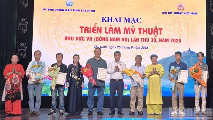 Lãnh đạo tỉnh và Hội Mỹ thuật Việt Nam chụp ảnh lưu niệm với các tác giả giải A, B, C và Khuyến khích. (Ảnh: THANH PHONG)