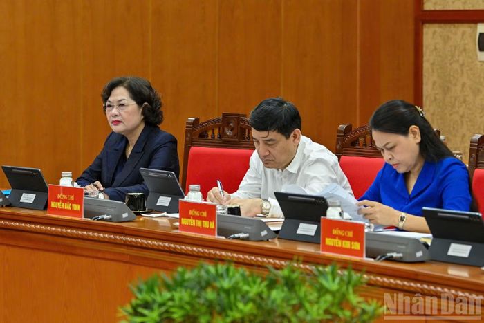 Các đồng chí Ủy viên Trung ương Đảng, thành viên Ban Chỉ đạo dự phiên họp. (Ảnh: THỦY NGUYÊN)