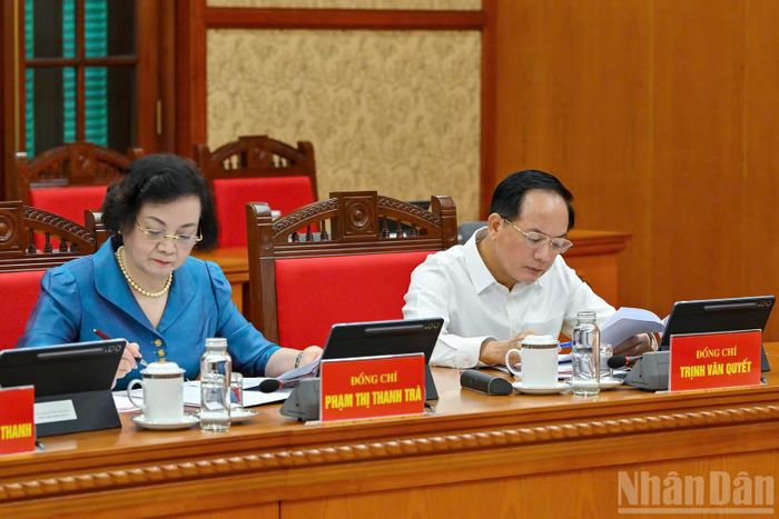 Các đồng chí Trịnh Văn Quyết, Ủy viên Bộ Chính trị, Bí thư Trung ương Đảng, Trưởng Ban Tuyên giáo Trung ương và Phạm Thị Thanh Trà, Bí thư Trung ương Đảng, Phó Thủ tướng Chính phủ dự phiên họp. (Ảnh: THỦY NGUYÊN)