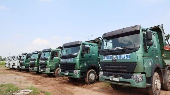 Đoàn xe tải phục vụ xây dựng dự án. (Ảnh: KT)
