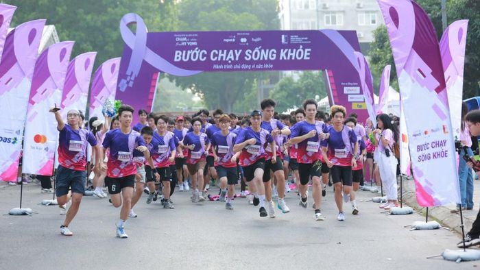 Sinh viên các trường đại học tham gia Bước chạy sống khỏe. (Ảnh: Trang Quỳnh)