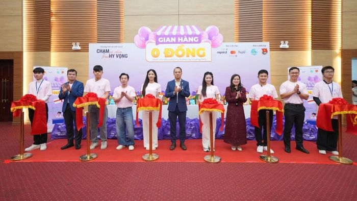 Ông Nguyễn Đăng Hùng, Phó Tổng Giám đốc NAPAS (giữa) trao quà tài trợ cho chương trình. (Ảnh: Trang Quỳnh)