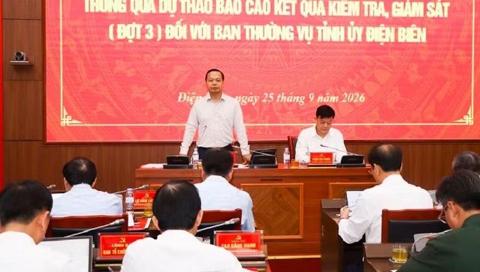 Đồng chí Trần Tiến Dũng, Ủy viên Trung ương Đảng, Bí thư Tỉnh ủy Điện Biên phát biểu tại hội nghị. (Ảnh: LÊ LAN)