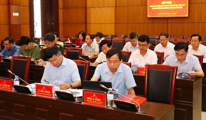 Các đồng chí lãnh đạo Tỉnh ủy, Ban Thường vụ Tỉnh ủy Điện Biên dự hội nghị. (Ảnh: LÊ LAN)