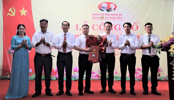 Lễ công bố quyết định thành lập Chi bộ Văn phòng Công ty TNHH xây dựng Hoa Việt vào ngày 10/7/2026. (Ảnh: TRẦN TRUNG HIẾU)