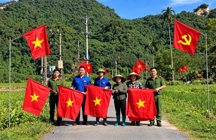 Những con đường làng rợp cờ Đảng, cờ Tổ quốc chào đón Quốc khánh 2/9. (Ảnh: CTV)