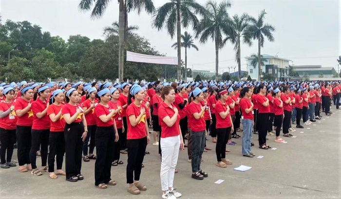 Nghi thức chào cờ đầu tuần tại Công ty TNHH Wooin Vina, Cụm công nghiệp Tháp-Hồng-Kỷ, xã Đức Châu, tỉnh Nghệ An. (Ảnh: CTV)